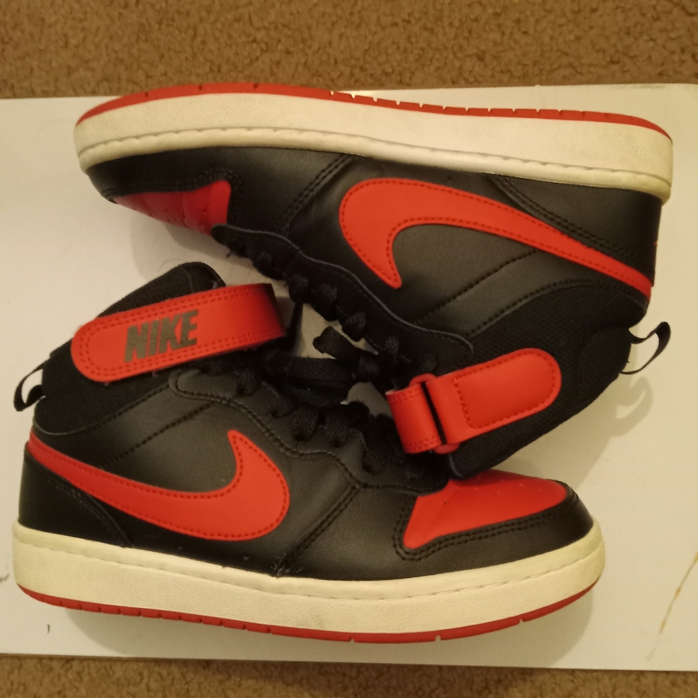$45 NIKE COURT BOYS SIZE 4